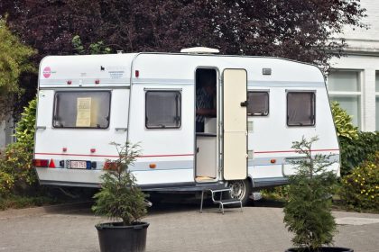Vlaams Belang “gedegouteerd” over praktijken Fedasil tegen vakantiesector