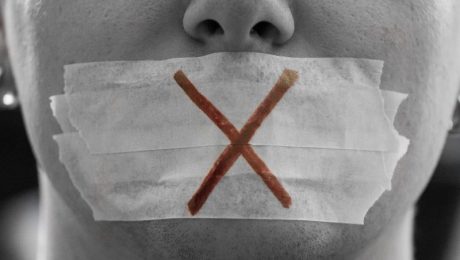 Resolutie tegen mediacensuur weggestemd: “Zwarte dag voor Basil Fawlty en Little Britain”
