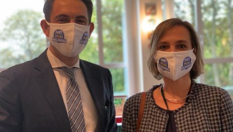 “Niet mijn regering!”: VB-Kamerleden dagen met bijzondere mondmaskers op bij regeerverklaring