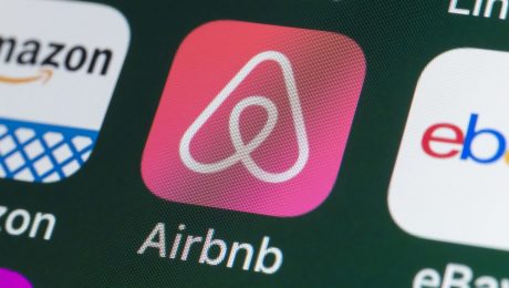 Rechtbank geeft Airbnb gelijk: “Kaakslag voor logiessector met zeer slechte timing”
