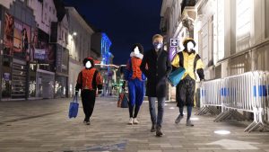Vlaams Belang Jongeren verkleden zich in Zwarte Piet en delen 6.000 cadeautjes uit