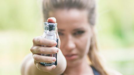 8/10 vrouwen voelt zich geïntimideerd: “Legaliseer pepperspray!”
