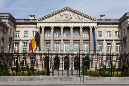 Brusselse regering mag schoolcontracten toekennen, Vlaams Belang ontstemd
