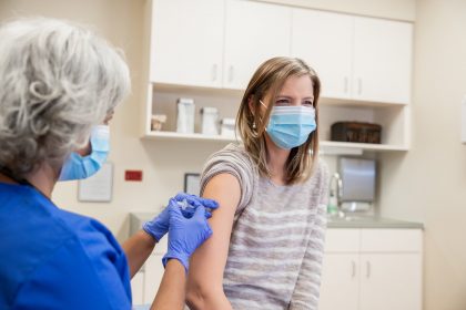 Vlaamse regering blaast warm en koud over prioriteit vaccineren leerkrachten