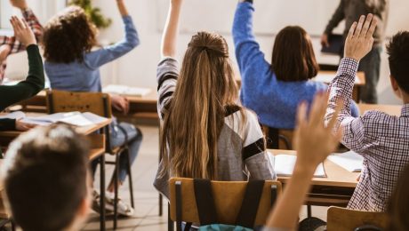 Vlaams Belang Brussel klopt op tafel voor “meer en betere plaatsen” in Nederlandstalige secundaire scholen