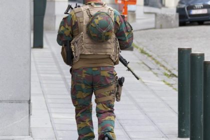 “Zuiveringen tegen Vlaamsgezinden in Belgisch leger moeten onmiddellijk gestopt”