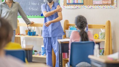 Coronavaccinatie op school: “Informele druk mag de keuzevrijheid niet ondermijnen”