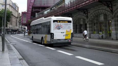 “Moedig lokale besturen meer aan om bus- en tramhaltes toegankelijker te maken”