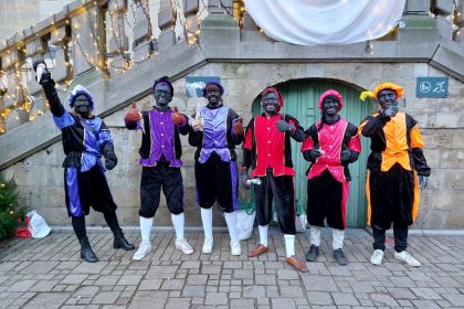 Vlaams Belang Jongeren delen in 6 steden cadeautjes uit met Zwarte Piet