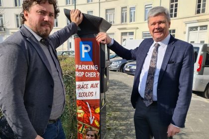 Vlaams Belang beplakt parkeerautomaten als aanklacht tegen voorziene prijsstijging