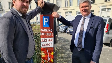 Vlaams Belang beplakt parkeerautomaten als aanklacht tegen voorziene prijsstijging