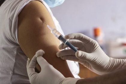 Vlaams Belang agendeert motie belangenconflict tegen vaccinatieplicht