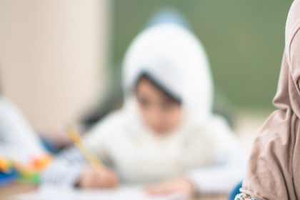 Antwerpen vervreemdt razendsnel: 57% stedelijk basisonderwijs volgt islamlessen
