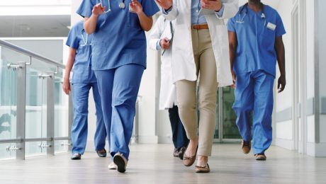 Personeelstekort in ziekenhuizen, maar ongevaccineerd zorgpersoneel moet ontslagen worden