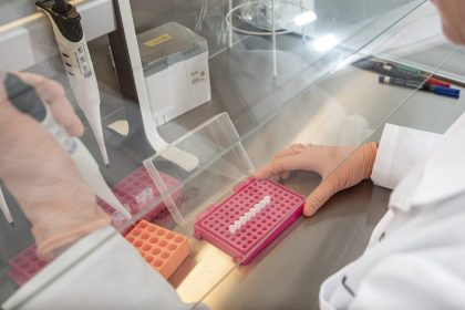 Vandenbroucke betaalt tienvoud voor PCR-testen dan nodig: “Stop spilzucht”